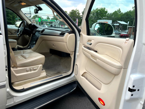 Used 2007 Cadillac Escalade AWD w/ Climate Package image 18