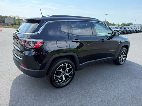 Used 2025 Jeep Compass Limited image 9