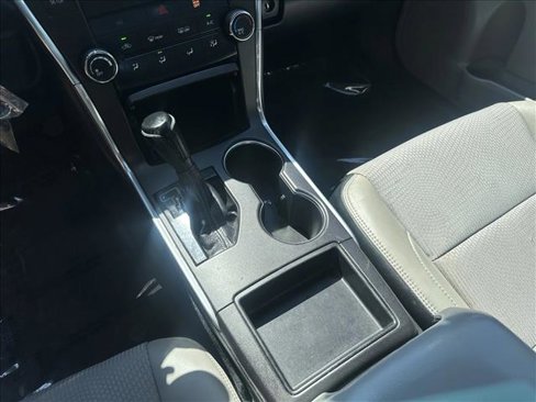 Used 2016 Toyota Camry SE image 18