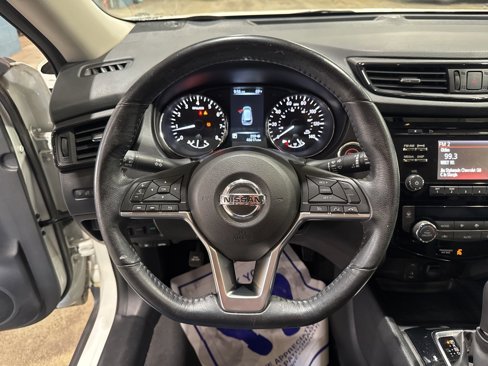 Used 2017 Nissan Rogue SV image 5
