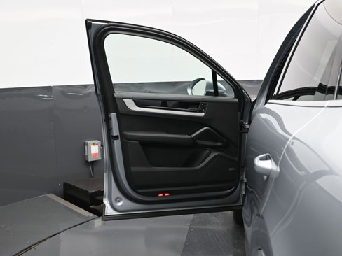 Used 2024 Porsche Cayenne image 8