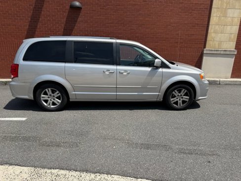 Used 2011 Dodge Grand Caravan Crew w/ Entertainment Group 1 image 2