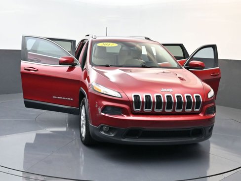 Used 2017 Jeep Cherokee Latitude w/ Safety/Convenience Group image 29