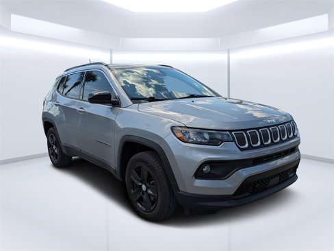 Used 2022 Jeep Compass Latitude image 1