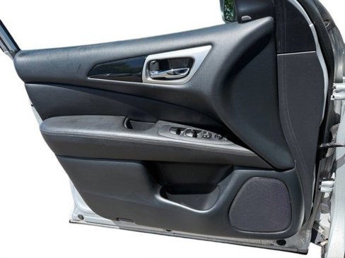 Used 2020 Nissan Pathfinder SV image 17