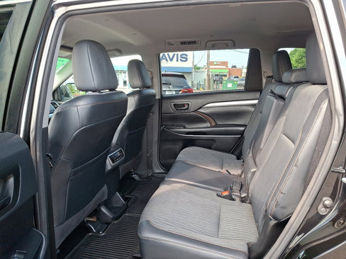 Used 2015 Toyota Highlander LE image 11