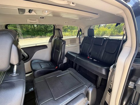 Used 2015 Chrysler Town & Country Touring w/ Driver Convenience Group image 16