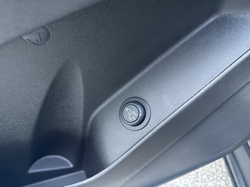 Used 2021 Chevrolet Equinox LT image 18