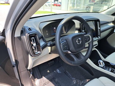 New 2025 Volvo XC40 B5 Plus w/ Climate Package image 5