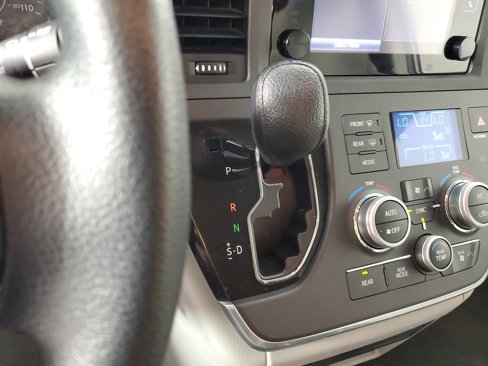 Used 2015 Toyota Sienna LE image 19