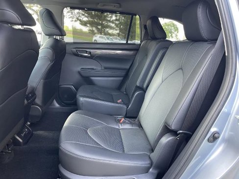 Used 2024 Toyota Highlander LE image 19