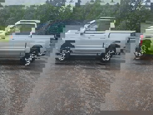 Used 2022 Chevrolet Silverado 1500 LT w/ Z71 Off-Road Package image 2