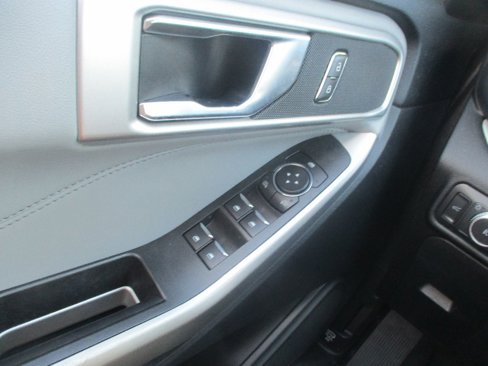 Used 2022 Ford Explorer XLT w/ Equipment Group 202A image 16