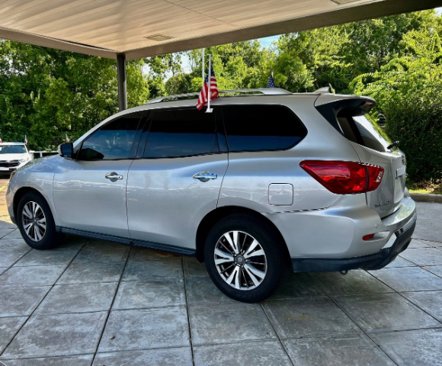 Used 2019 Nissan Pathfinder SV image 2