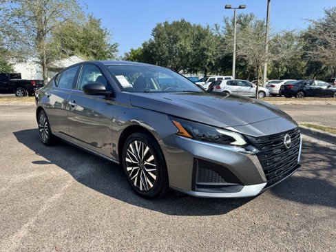 Used 2024 Nissan Altima 2.5 SV image 1
