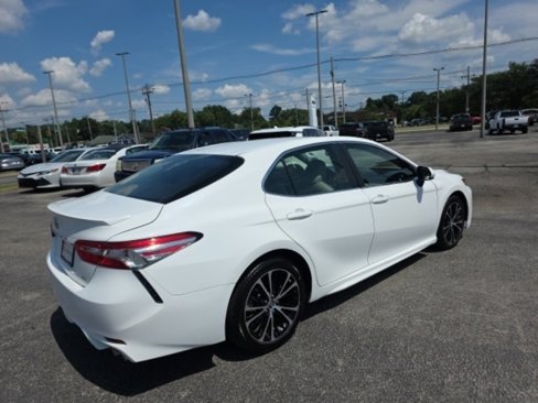 Used 2018 Toyota Camry SE image 4
