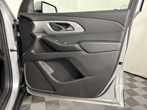 Used 2021 Chevrolet Traverse LT image 12