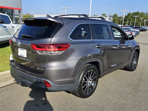 Used 2018 Toyota Highlander SE image 16