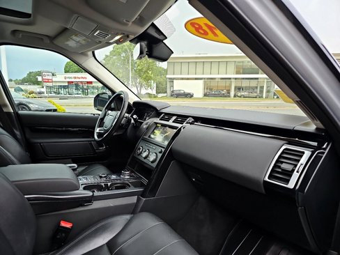 Used 2018 Land Rover Discovery SE image 42