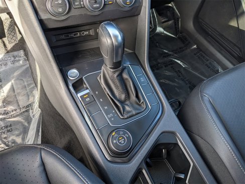 Used 2020 Volkswagen Tiguan SE w/ Panoramic Sunroof Package image 26