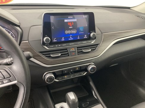Used 2024 Nissan Altima 2.5 SV image 2