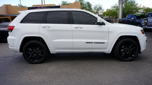 Used 2020 Jeep Grand Cherokee Altitude image 2