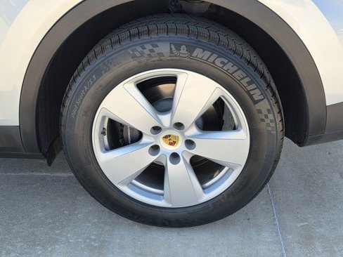 Certified 2019 Porsche Cayenne w/ Premium Package image 15
