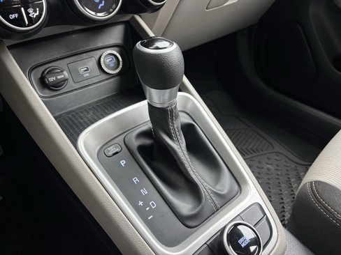 Used 2020 Hyundai Venue SEL image 5