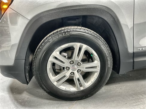 Used 2024 GMC Terrain SLE image 18