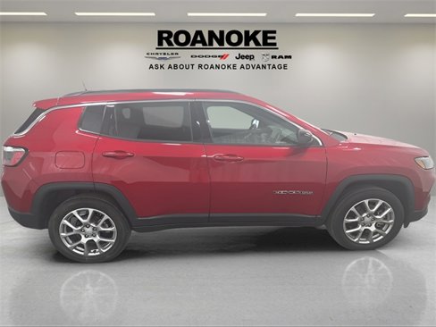 Used 2024 Jeep Compass Latitude image 9