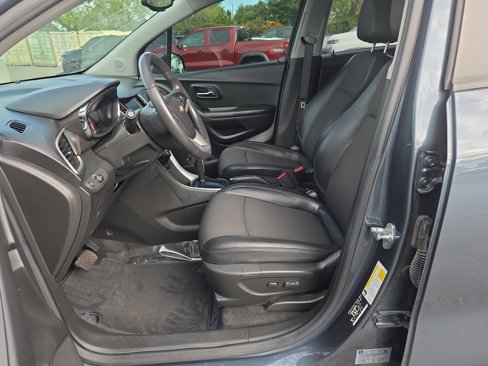 Used 2022 Chevrolet Trax LT w/ LT Convenience Package image 12