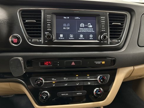 Used 2017 Kia Sedona LX w/ LX Essentials Premium Package image 17