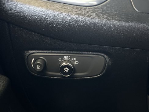 Used 2018 Chevrolet Equinox LT image 17