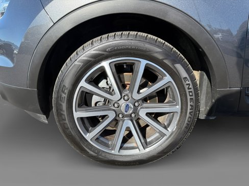 Used 2015 Ford Explorer XLT w/ Equipment Group 202B image 9