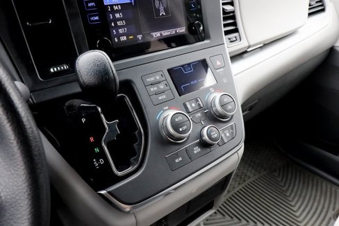 Used 2015 Toyota Sienna LE image 8