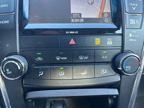 Used 2017 Toyota Camry SE w/ Moonroof Package image 14