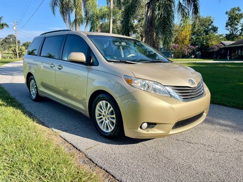 Used 2014 Toyota Sienna XLE image 17
