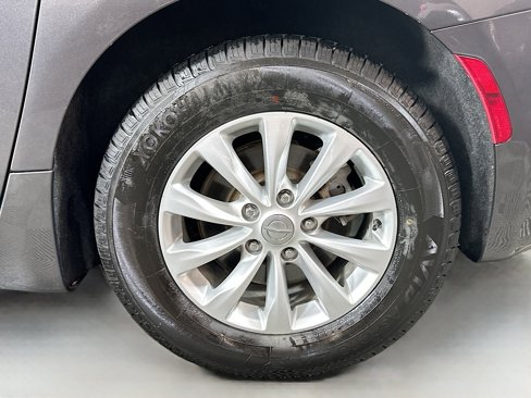 Used 2019 Chrysler Pacifica Touring-L image 30