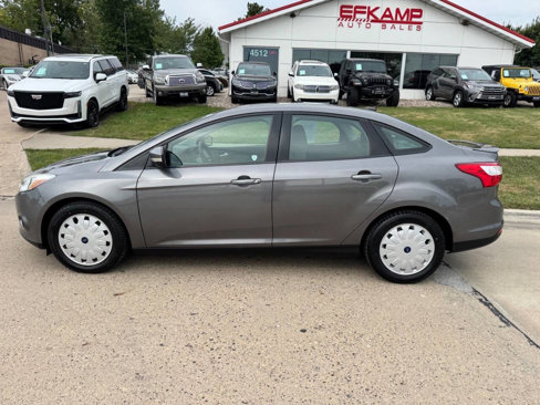 Used 2013 Ford Focus SE w/ SE Winter Pkg image 2