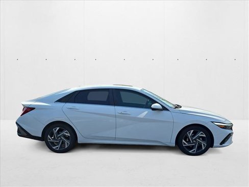Used 2024 Hyundai Elantra SEL w/ Convenience Package image 4