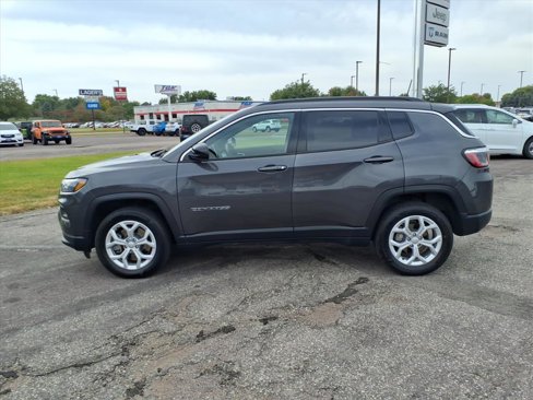Used 2024 Jeep Compass Latitude image 16