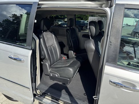Used 2011 Chrysler Town & Country Limited image 15