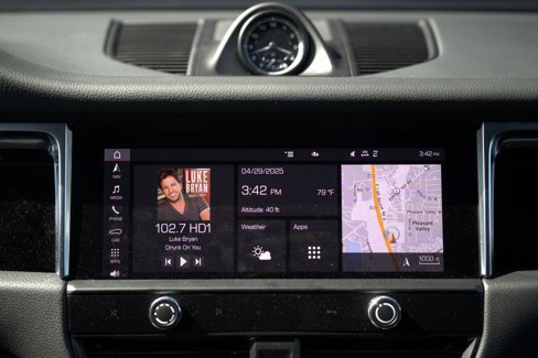 Certified 2023 Porsche Macan image 33