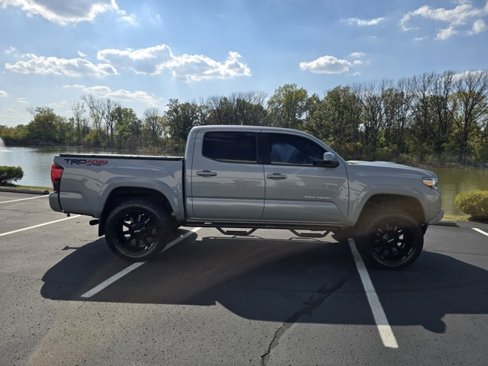 Used 2018 Toyota Tacoma TRD Sport image 5