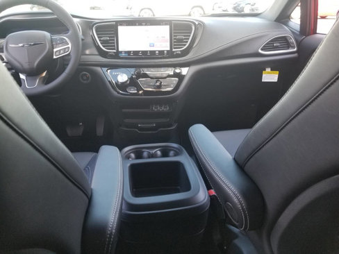 New 2025 Chrysler Pacifica Select image 10