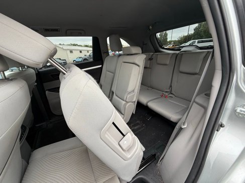 Used 2019 Toyota Highlander LE image 12