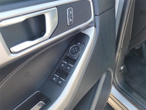 Used 2022 Ford Explorer XLT image 23