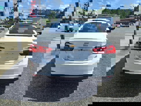 Used 2023 Chevrolet Malibu LT image 3