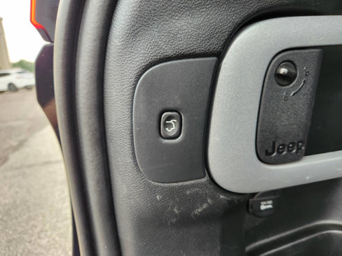 Used 2018 Jeep Cherokee Latitude Plus w/ Comfort/Convenience Group image 28