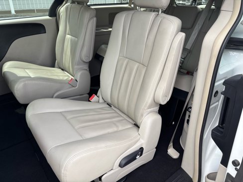 Used 2016 Chrysler Town & Country Touring image 17